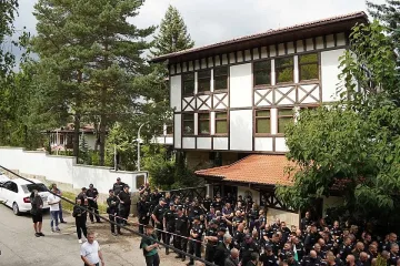 Дерибеите на Доган бият отбой в Боянския сарай, Росенец почерня от полиция