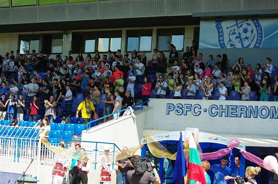 Черноморец-Бургас изпрати два випуска абитуриенти 