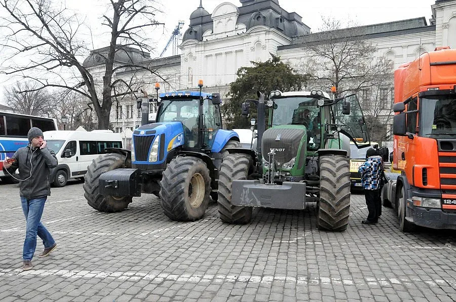 Измамник лъже земеделци в нета