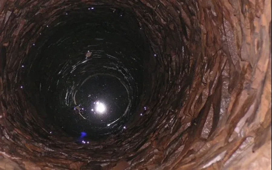 Старец падна в кладенец, вадят го през тунел