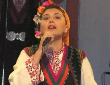 Солистка от "Филип Кутев" пее в "Колибри"