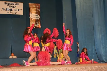 Танцьори загряват в Разлог за шоу в Италия