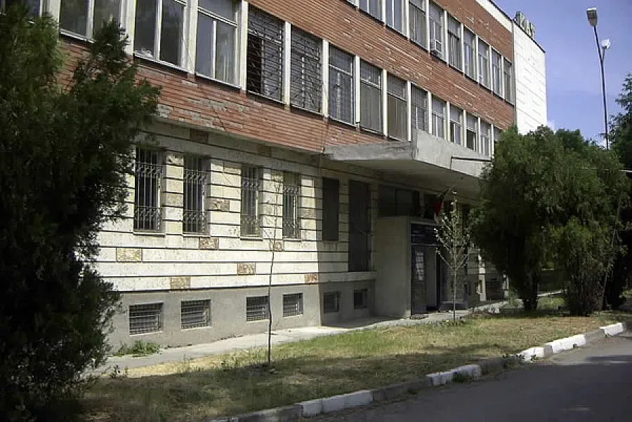 Счупиха стъклата на  редакционен автомобил в Разград