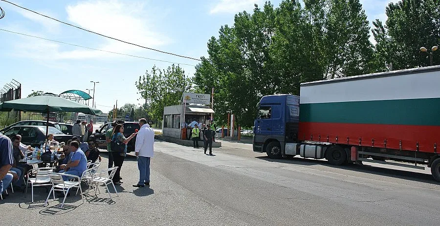 Превозвачите преградиха пътя към Турция с трибагреника 