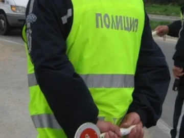 "Опел" паркира на стълбите на къща 