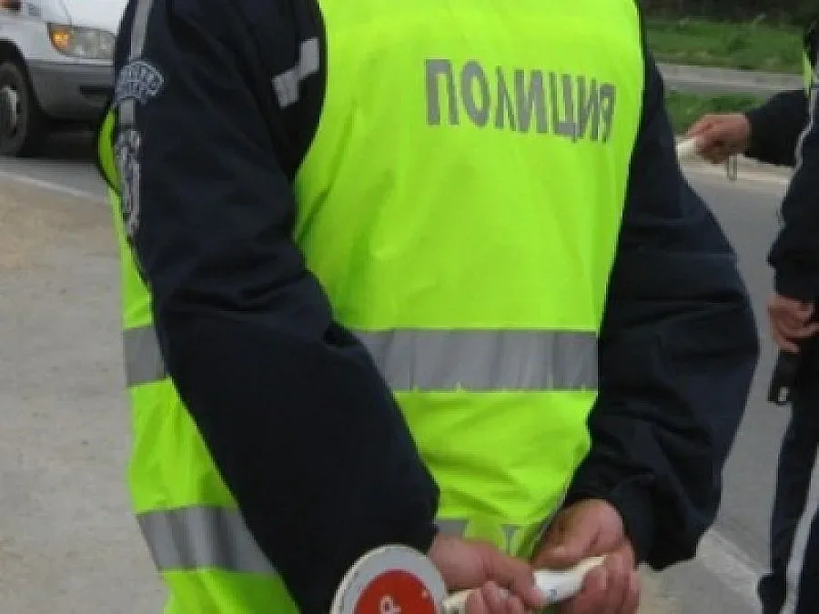 "Опел" паркира на стълбите на къща