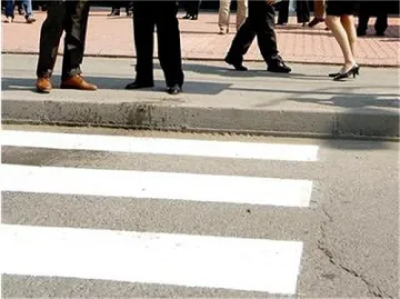 Велосипедист уцели и рани пешеходец