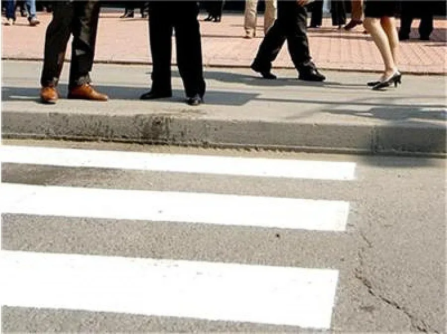 Велосипедист уцели и рани пешеходец