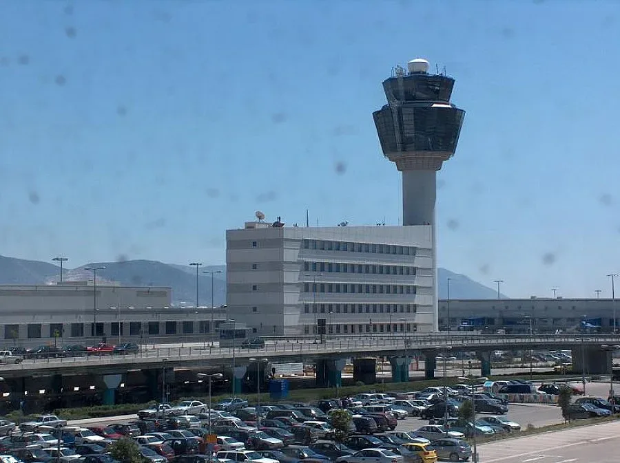 Авиодиспечерите на стачка в Гърция