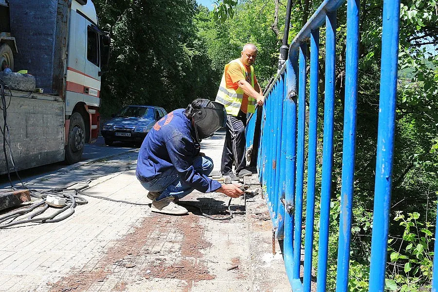 Закърпиха дупката на моста над Янтра