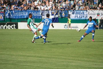 Хулигани удариха автобуса на "сините"