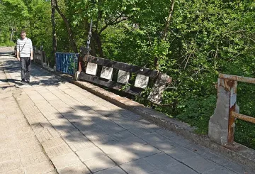 Мост без парапет виси над пропаст