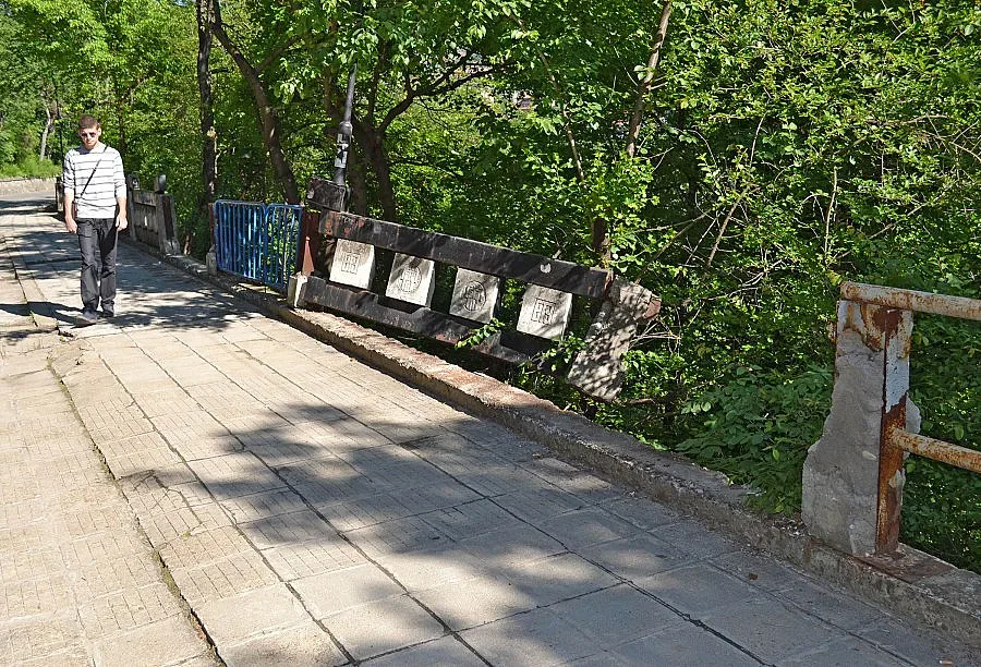 Мост без парапет виси над пропаст