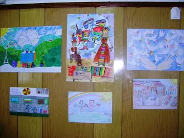 Ученици подредиха рисунки в читалище