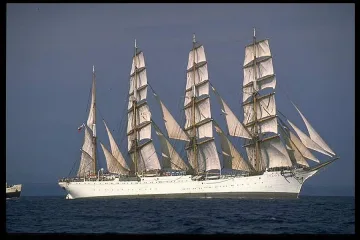 Ветроходи гиганти на парад във Варна