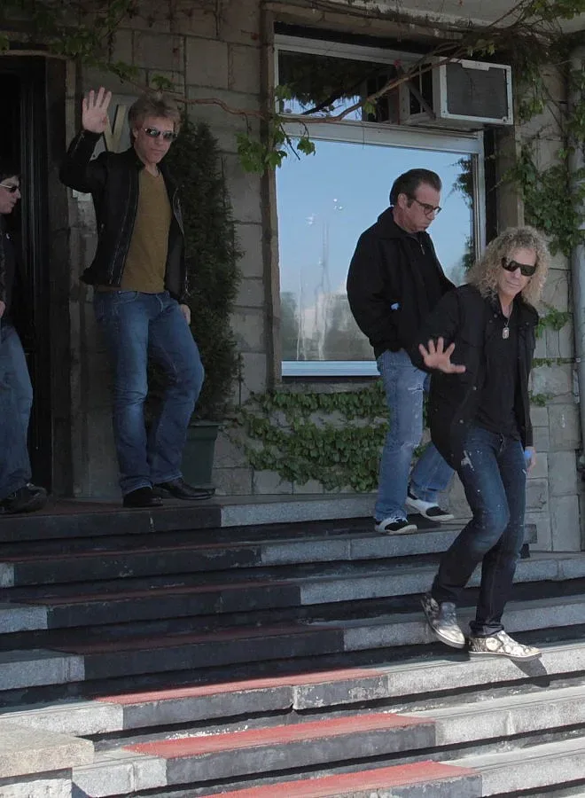 4 мотора ескорт за Джон и компания