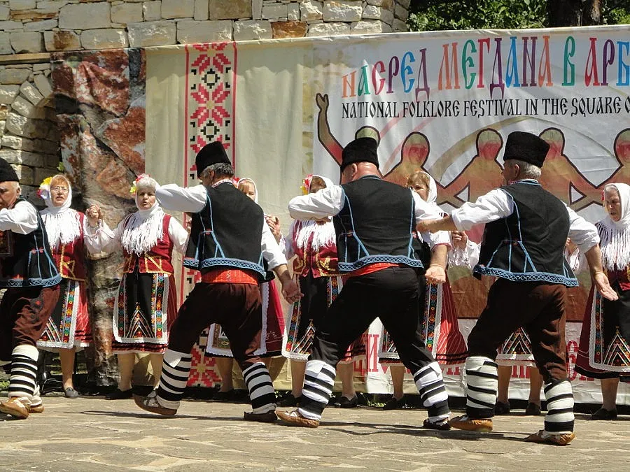 Арбанаси събира автентичен фолклор на мегдана