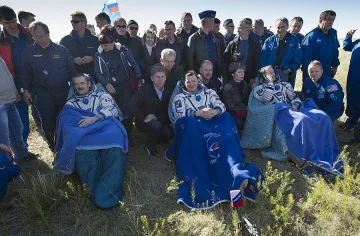 Трима космонавти се върнаха на Земята