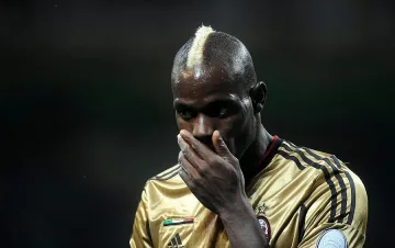 Прекратиха дерби за расизъм, Блатер беснее