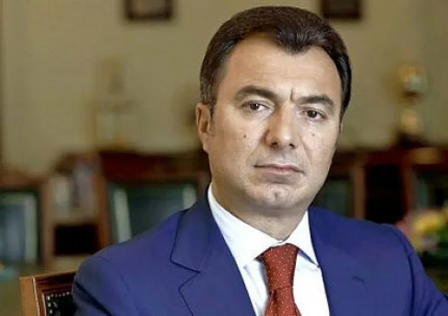Най-богатият грък спасява родината си