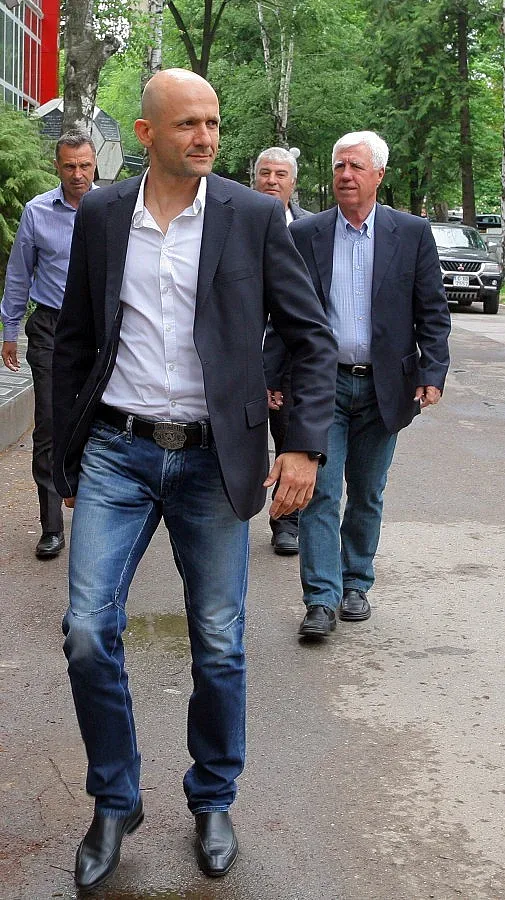 Варела бяга от "Армията", деца върнаха Радуканов на "Герена"