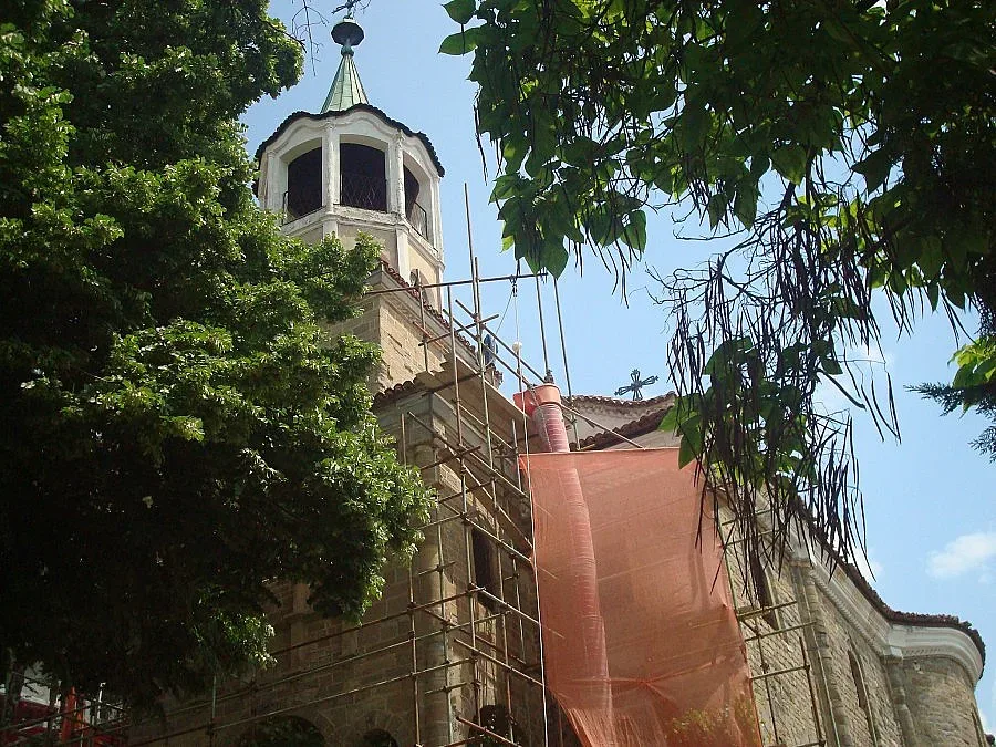 Ремонтират храм на Колю Фичето