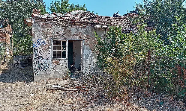 Граждани са възмутени. Опасен обект в близост до училище