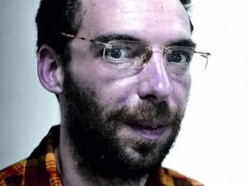 Мандат с камък на шията