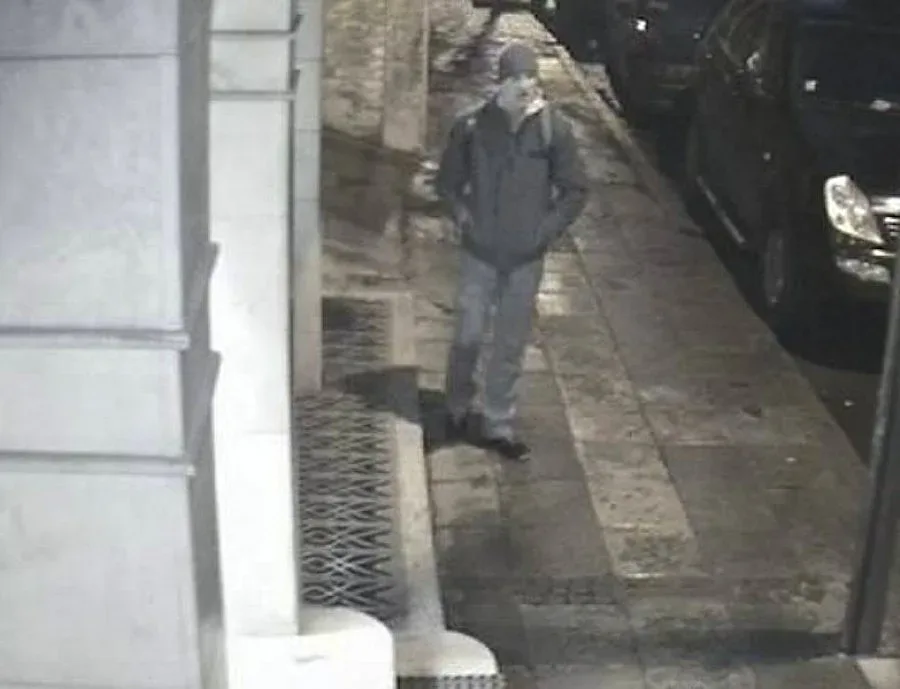 Издирват двама опасни престъпници