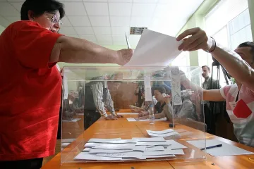 Пренасят кашон с бюлетини, не стигнали