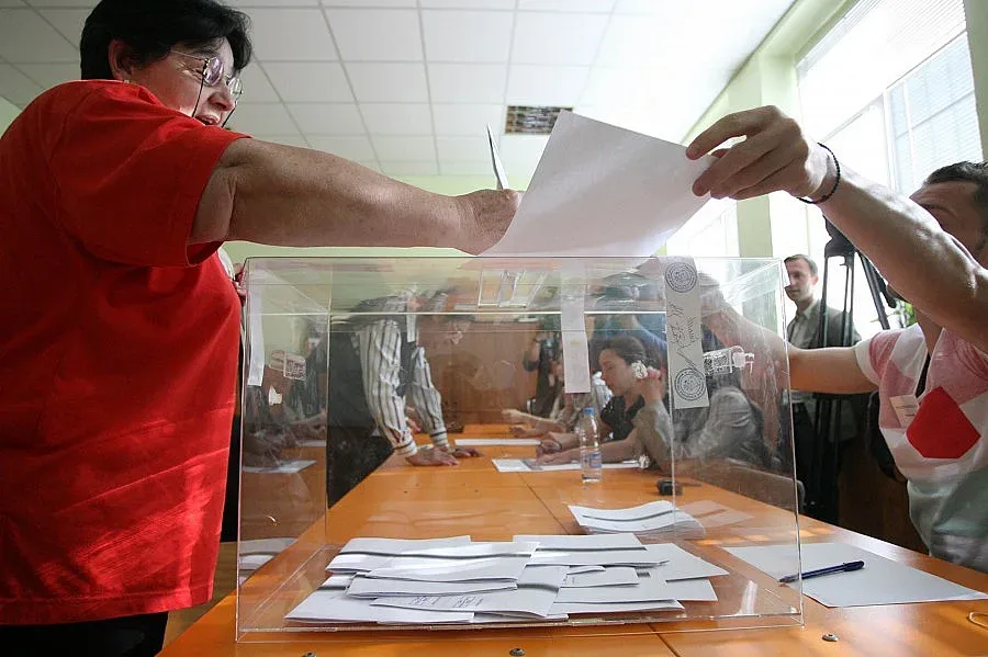 Пренасят кашон с бюлетини, не стигнали