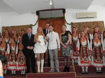 23 двойки се венчаят на вота в София