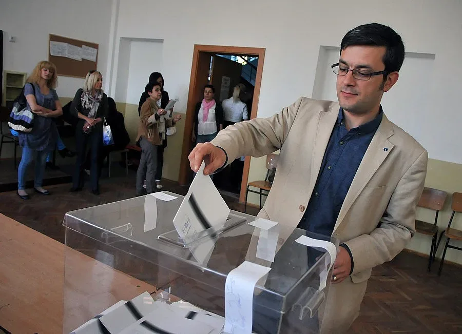 Тома Биков гласува за "свободна и демократична България"