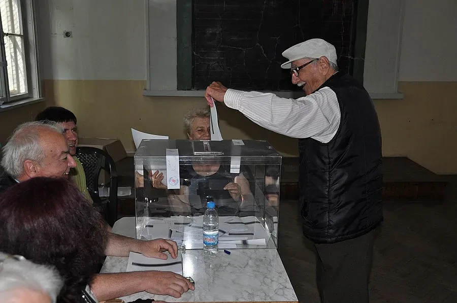 Дядо се пробва три пъти пред урната