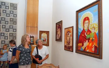 В Чипровци се дивят на папската икона