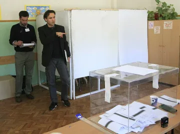 Членове на комисии парафират бюлетини