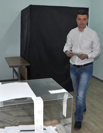 Драгомир Стойнев гласува за промяна