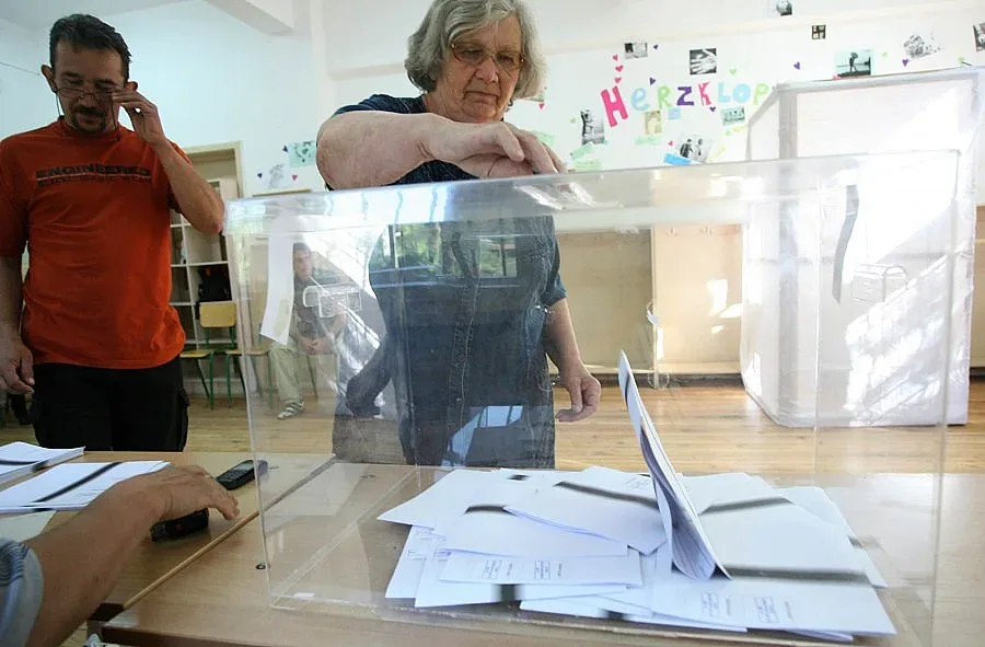 Облепиха СИК с агитматериали, членовете й ги махат