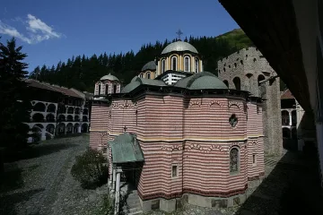 Игумен изгони изборна секция от манастир