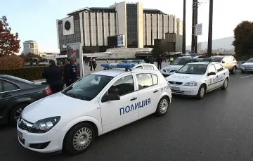 Плашат с бомба върху колата кандидат-депутат