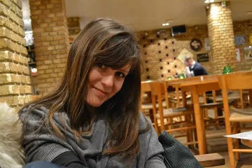 Абитуриентка стана сервитьорка до бала