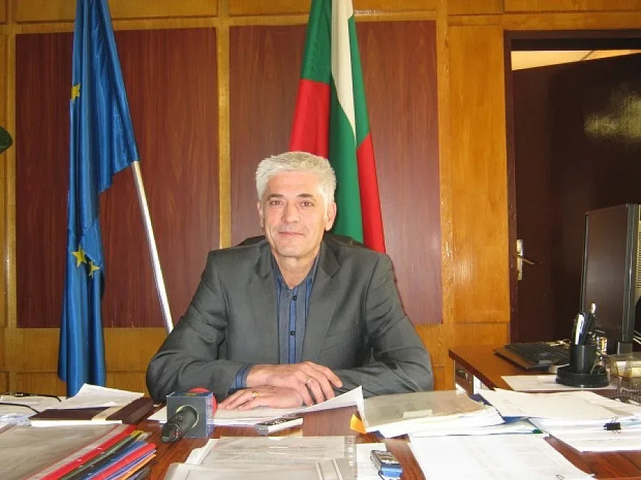 Кмет глоби всички партии за плакати