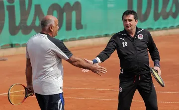 Босът на Локо (Сф) хваща тенис ракетата за уикенда