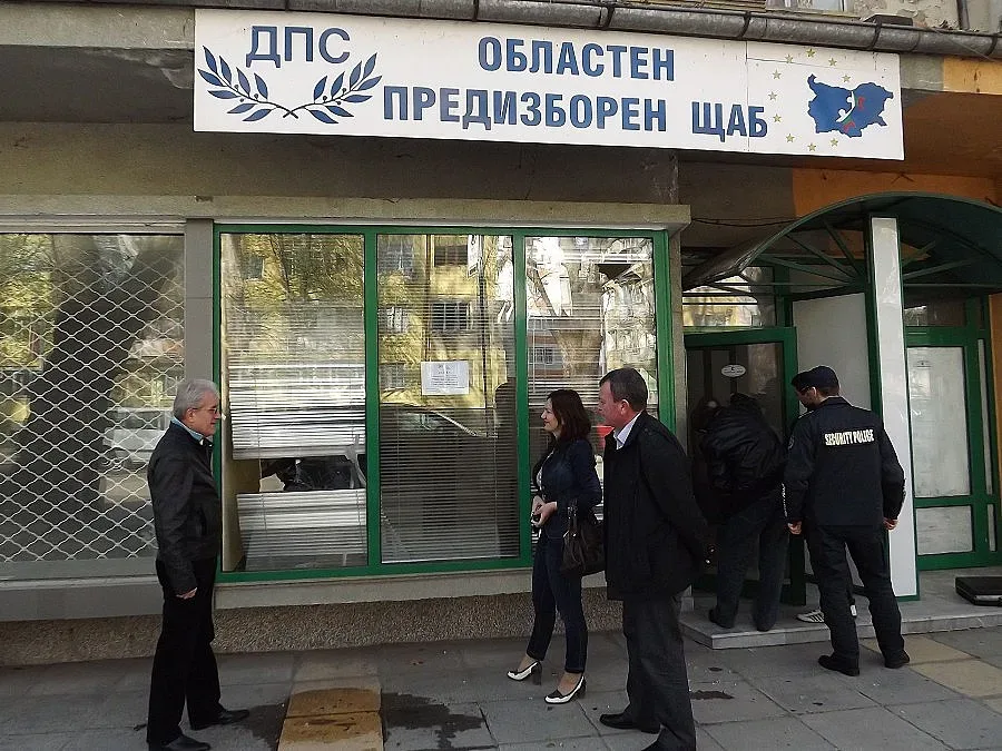 Полицаи разкриха кой счупи стъклата на ДПС  в Кърджали