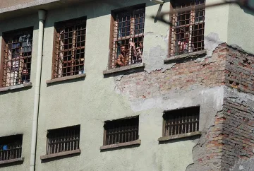 Убиец умря в затвора