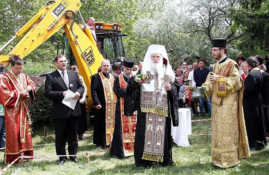 Патриархът с първа копка на нов храм