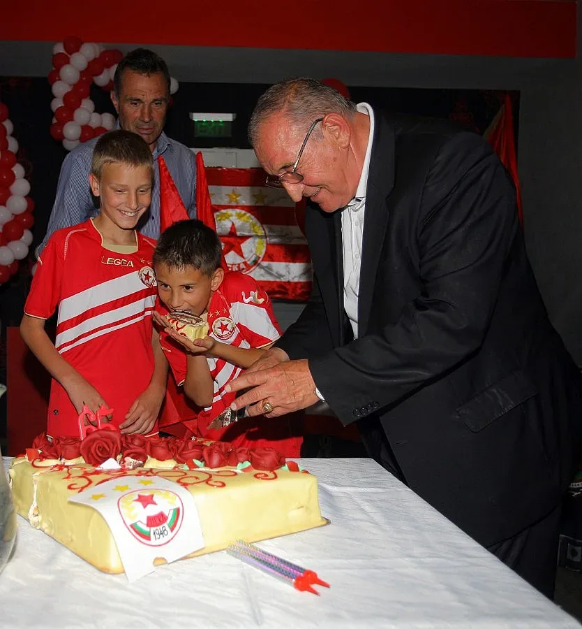 Пената издава и книга на английски