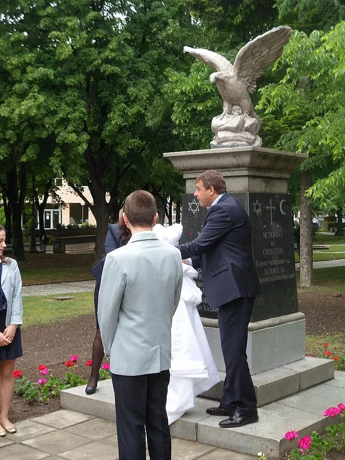 Кметът Камбитов откри Мемориал на свободата в Деня на Европа