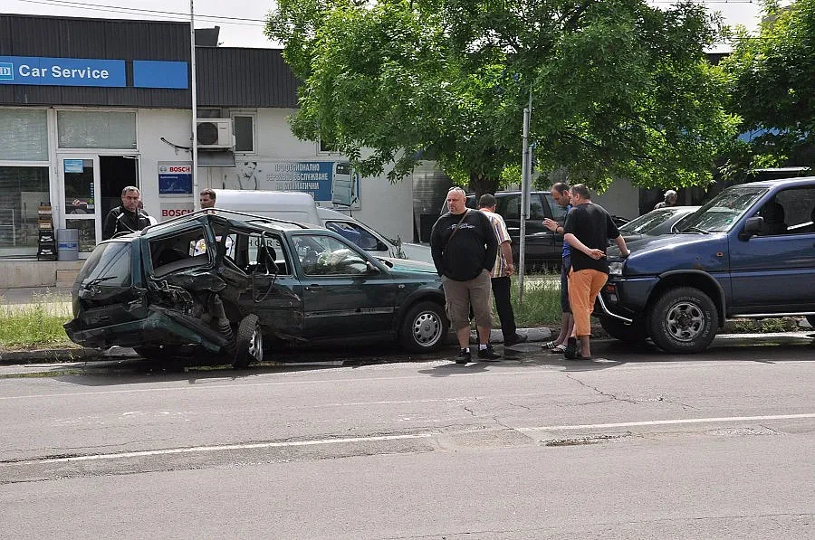 Закъснял за училище чукна 3 автомобила
