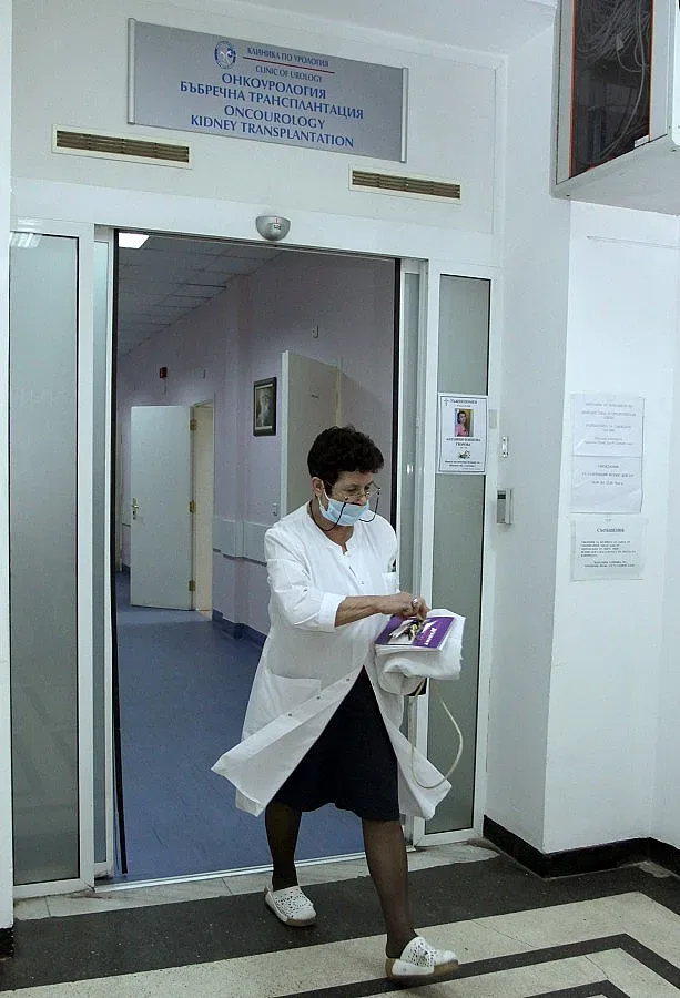 Проф. Чавдар Славов изгради 6 см уретра с лигавица от устната кухина